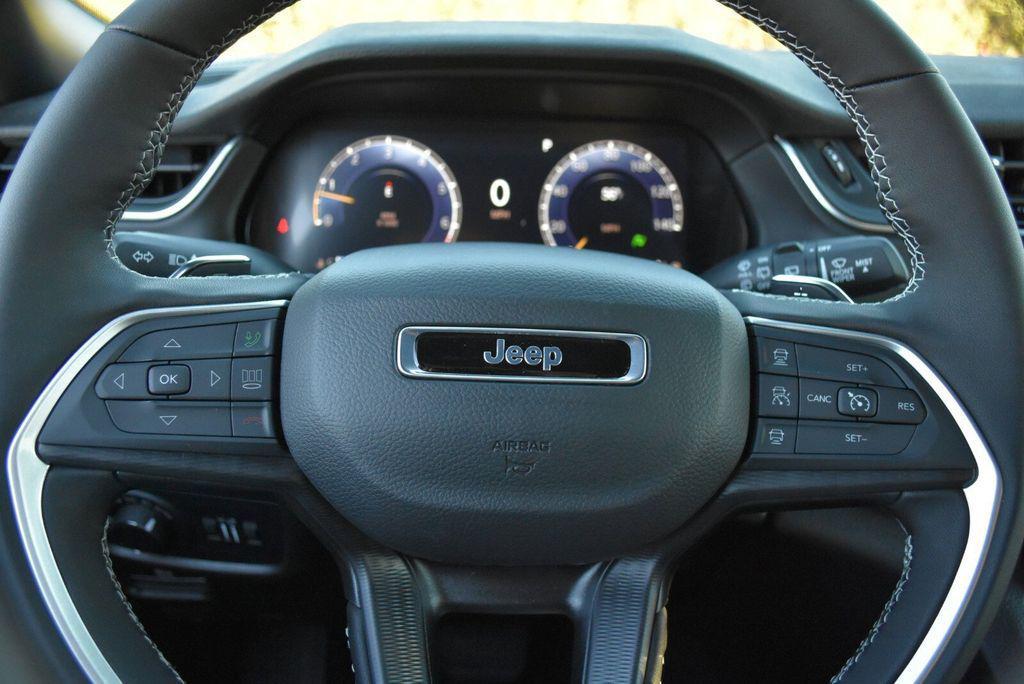 new 2025 Jeep Grand Cherokee car, priced at $39,999