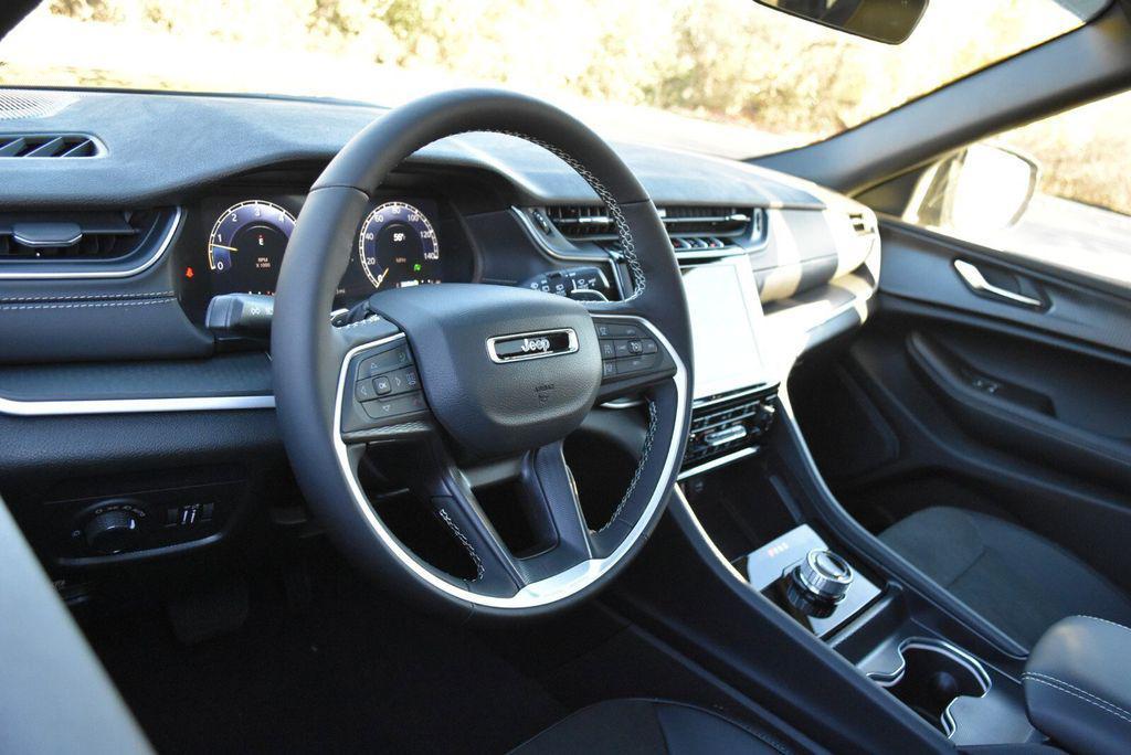 new 2025 Jeep Grand Cherokee car, priced at $39,999