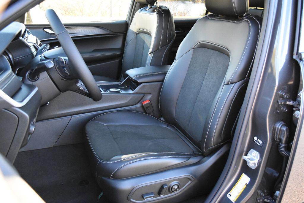 new 2025 Jeep Grand Cherokee car, priced at $39,999