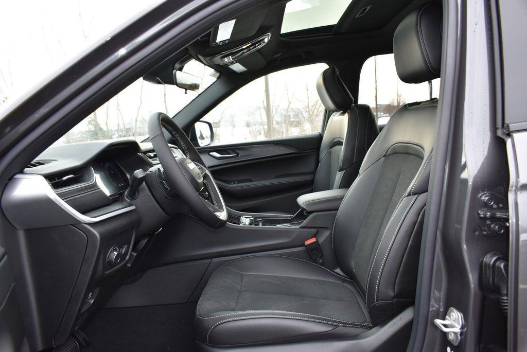 new 2025 Jeep Grand Cherokee car, priced at $41,990