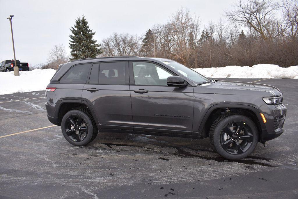 new 2025 Jeep Grand Cherokee car, priced at $41,990