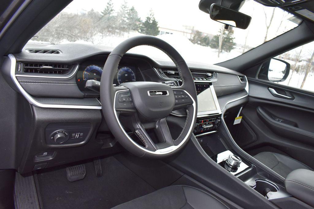 new 2025 Jeep Grand Cherokee car, priced at $41,990