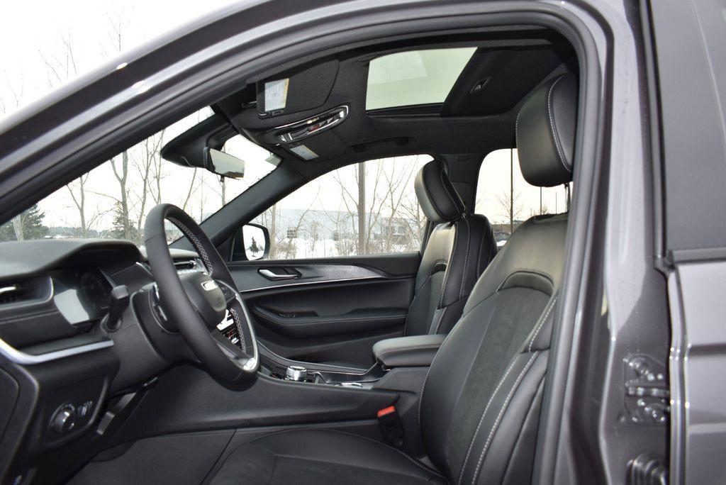 new 2025 Jeep Grand Cherokee car, priced at $41,990