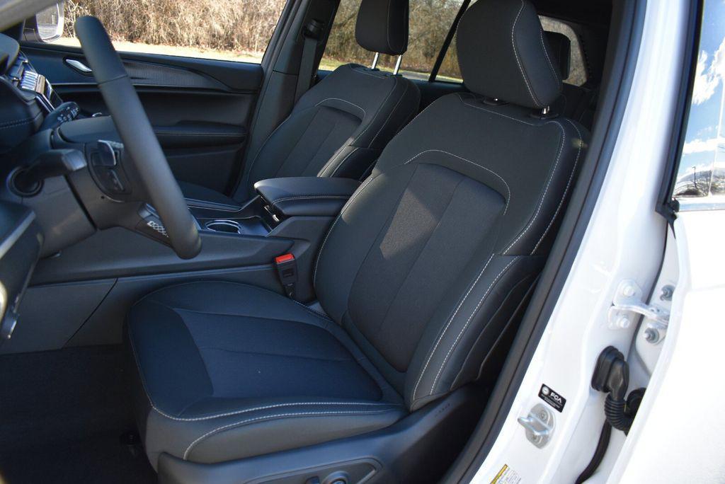 new 2025 Jeep Grand Cherokee car, priced at $36,999