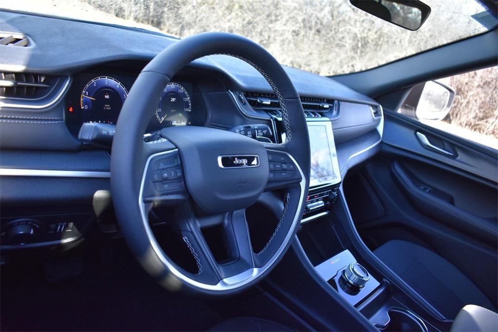 new 2025 Jeep Grand Cherokee car, priced at $37,999
