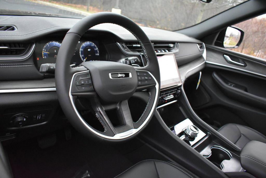 new 2025 Jeep Grand Cherokee car, priced at $46,999