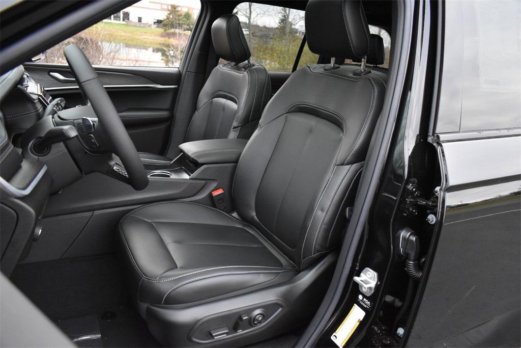 new 2025 Jeep Grand Cherokee car, priced at $47,599