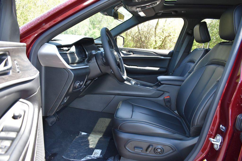 new 2026 Jeep Grand Cherokee car, priced at $42,292