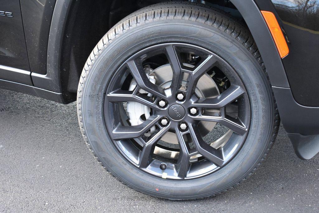 new 2025 Jeep Grand Cherokee car, priced at $47,599