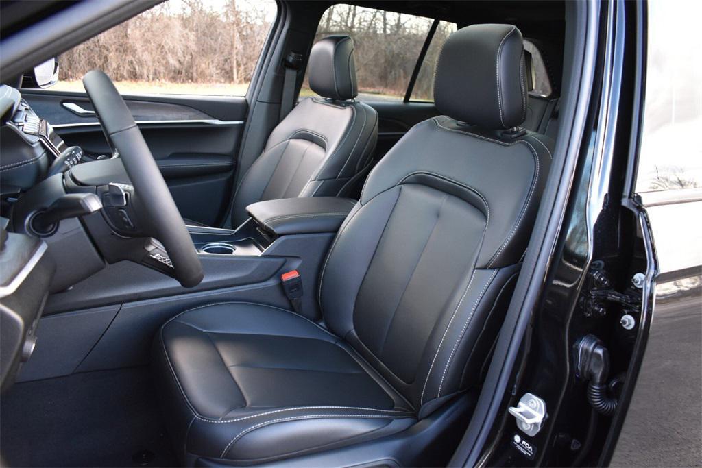 new 2025 Jeep Grand Cherokee car, priced at $47,599