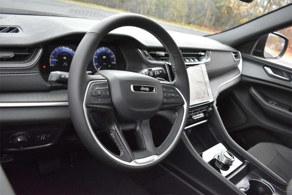 new 2025 Jeep Grand Cherokee car, priced at $37,999
