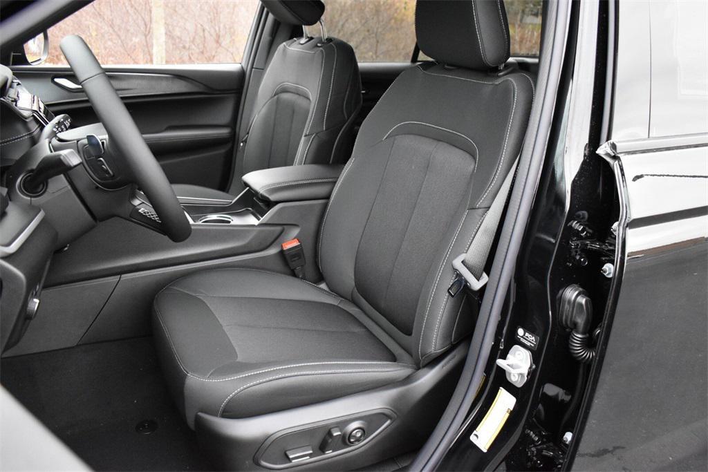 new 2025 Jeep Grand Cherokee car, priced at $37,999