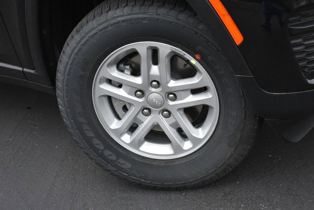 new 2025 Jeep Grand Cherokee car, priced at $36,990