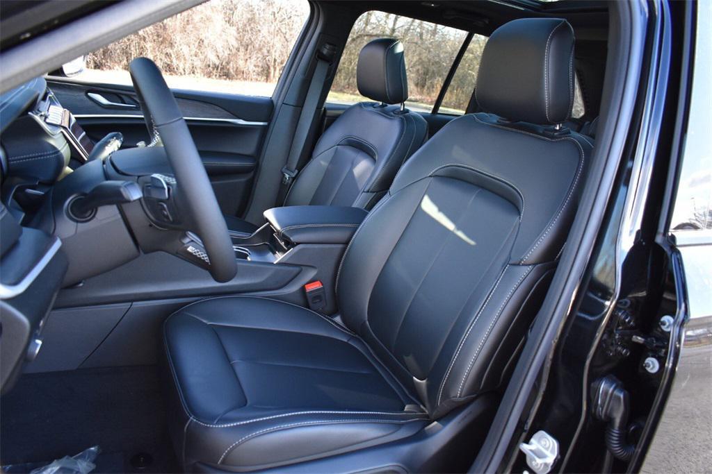 new 2025 Jeep Grand Cherokee car, priced at $47,599