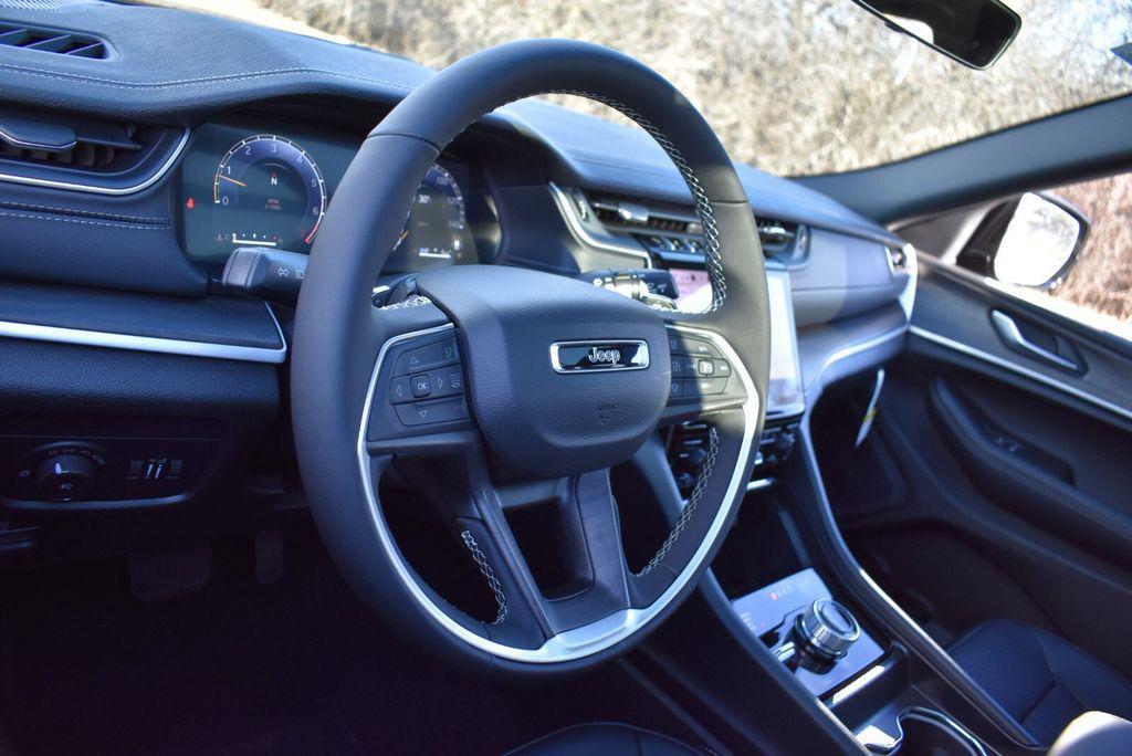 new 2025 Jeep Grand Cherokee car, priced at $46,999