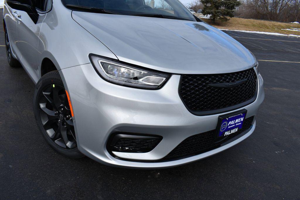 new 2026 Chrysler Pacifica car, priced at $54,530