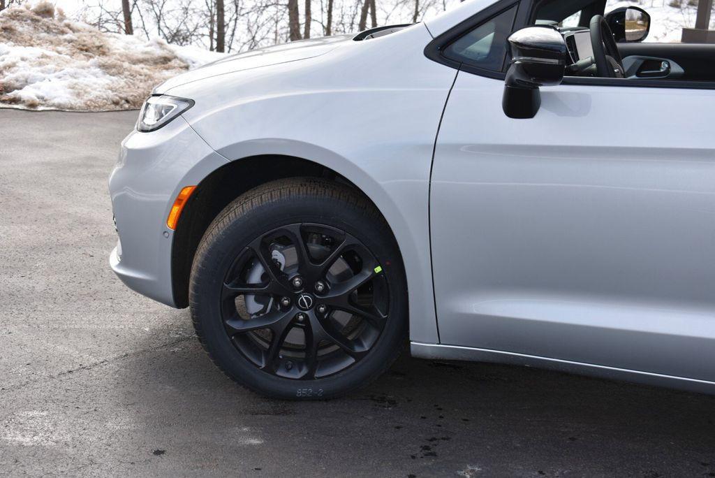 new 2026 Chrysler Pacifica car, priced at $54,530