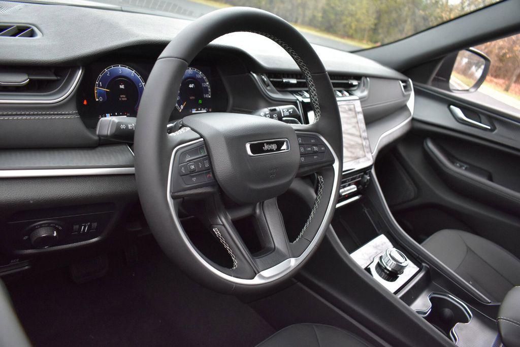 new 2025 Jeep Grand Cherokee car, priced at $33,990