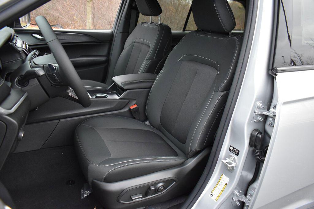 new 2025 Jeep Grand Cherokee car, priced at $33,990