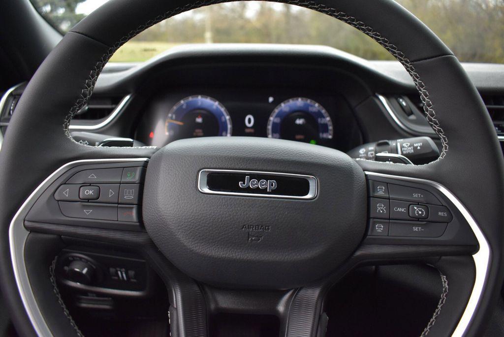 new 2025 Jeep Grand Cherokee car, priced at $33,990