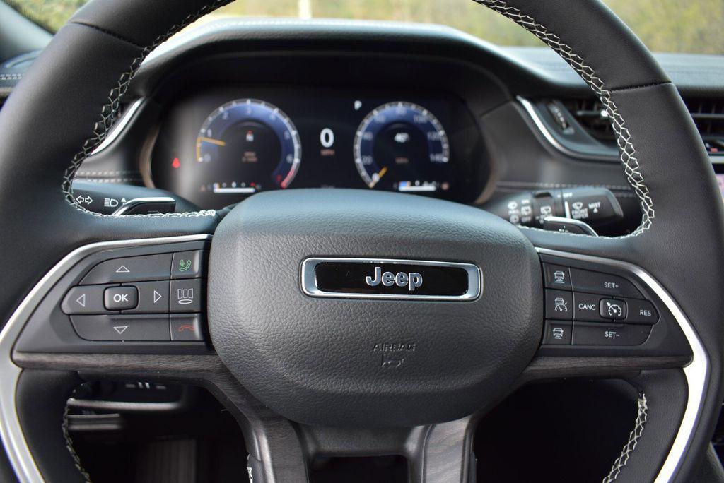 new 2025 Jeep Grand Cherokee car, priced at $38,999