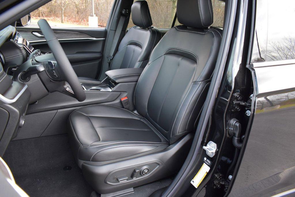 new 2025 Jeep Grand Cherokee car, priced at $38,999