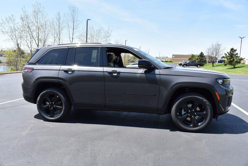 new 2026 Jeep Grand Cherokee car, priced at $43,926