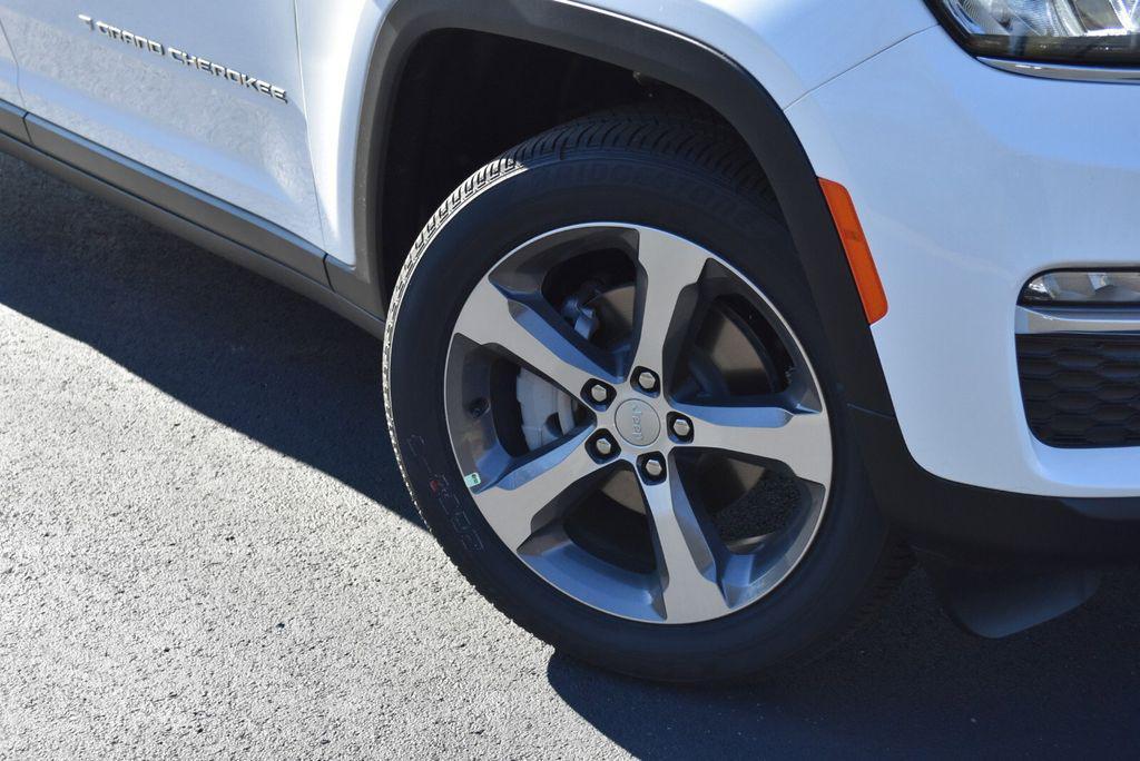 new 2025 Jeep Grand Cherokee car, priced at $43,999