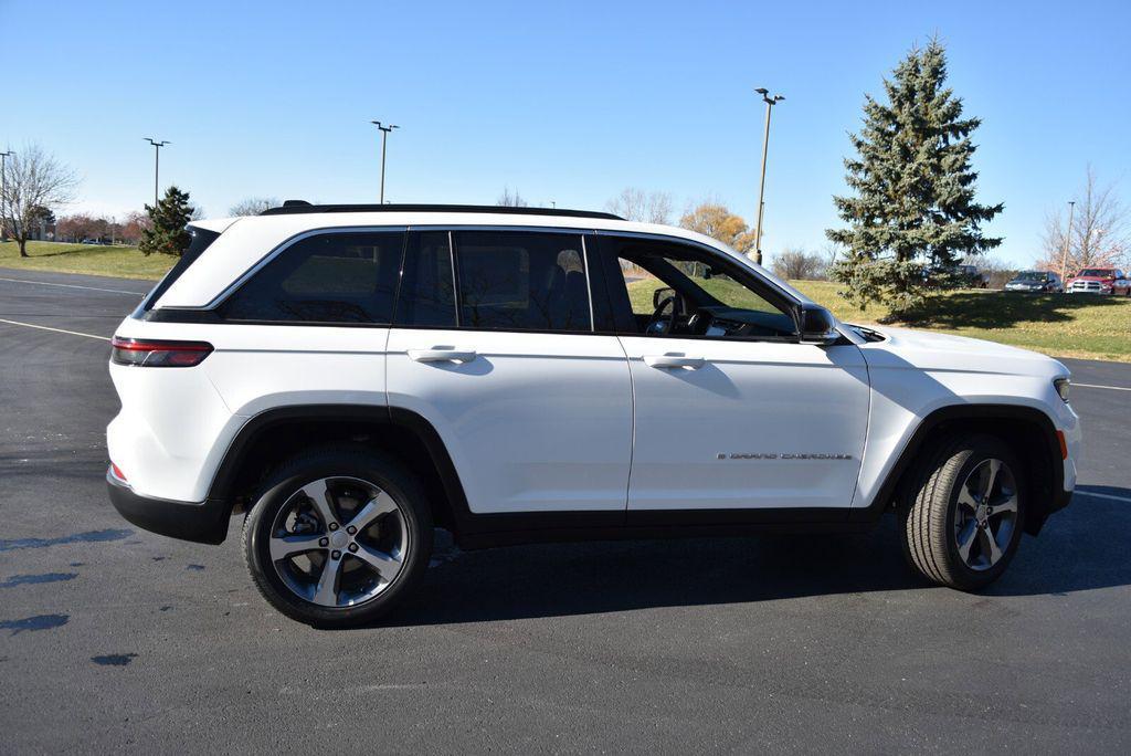 new 2025 Jeep Grand Cherokee car, priced at $43,999