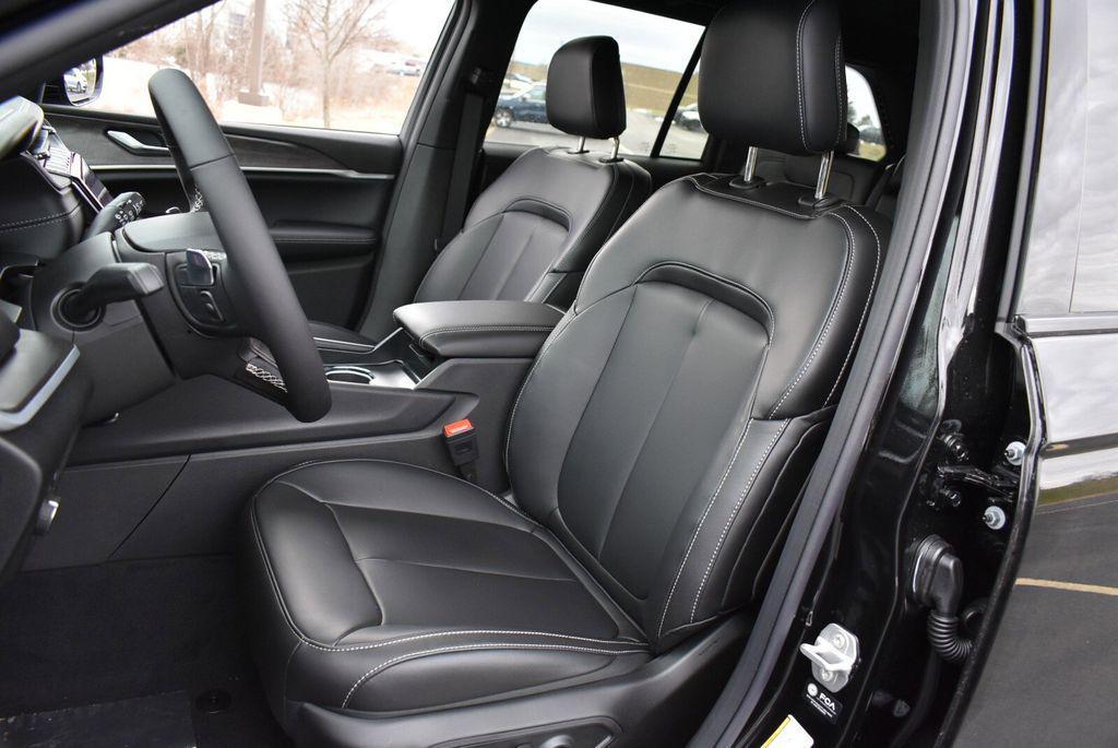 new 2025 Jeep Grand Cherokee car, priced at $43,990