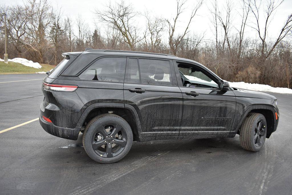 new 2025 Jeep Grand Cherokee car, priced at $43,990