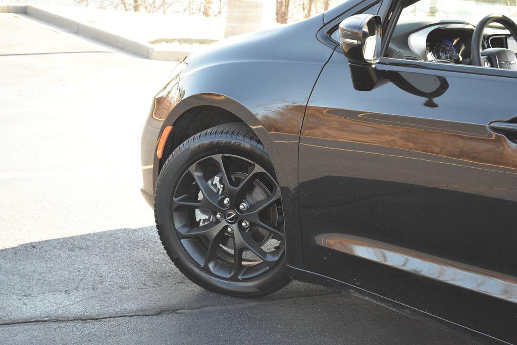 used 2024 Chrysler Pacifica car, priced at $40,822