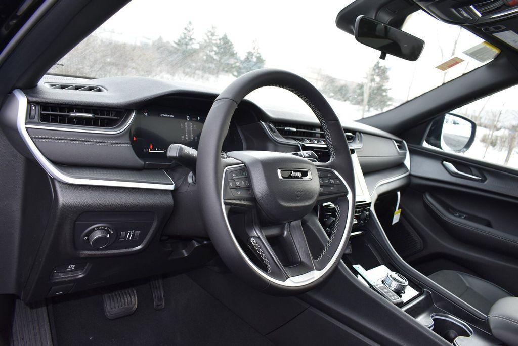 new 2025 Jeep Grand Cherokee car, priced at $41,990