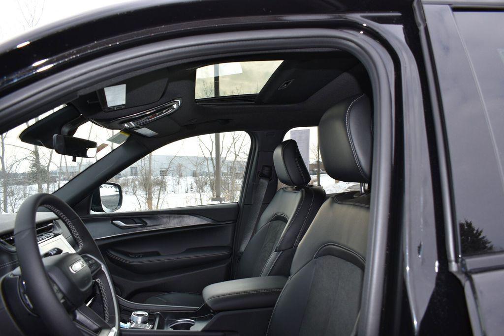 new 2025 Jeep Grand Cherokee car, priced at $41,990