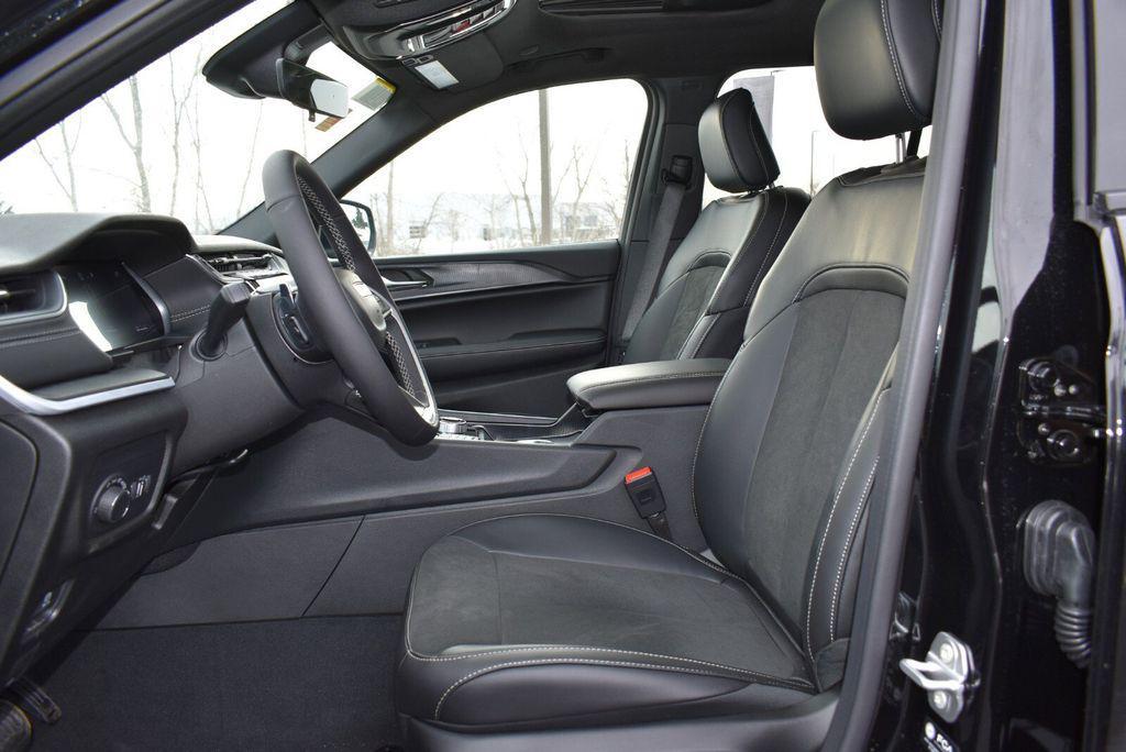 new 2025 Jeep Grand Cherokee car, priced at $41,990