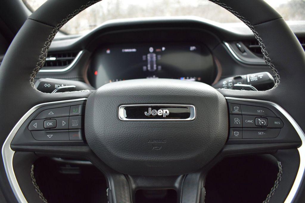 new 2025 Jeep Grand Cherokee car, priced at $41,990