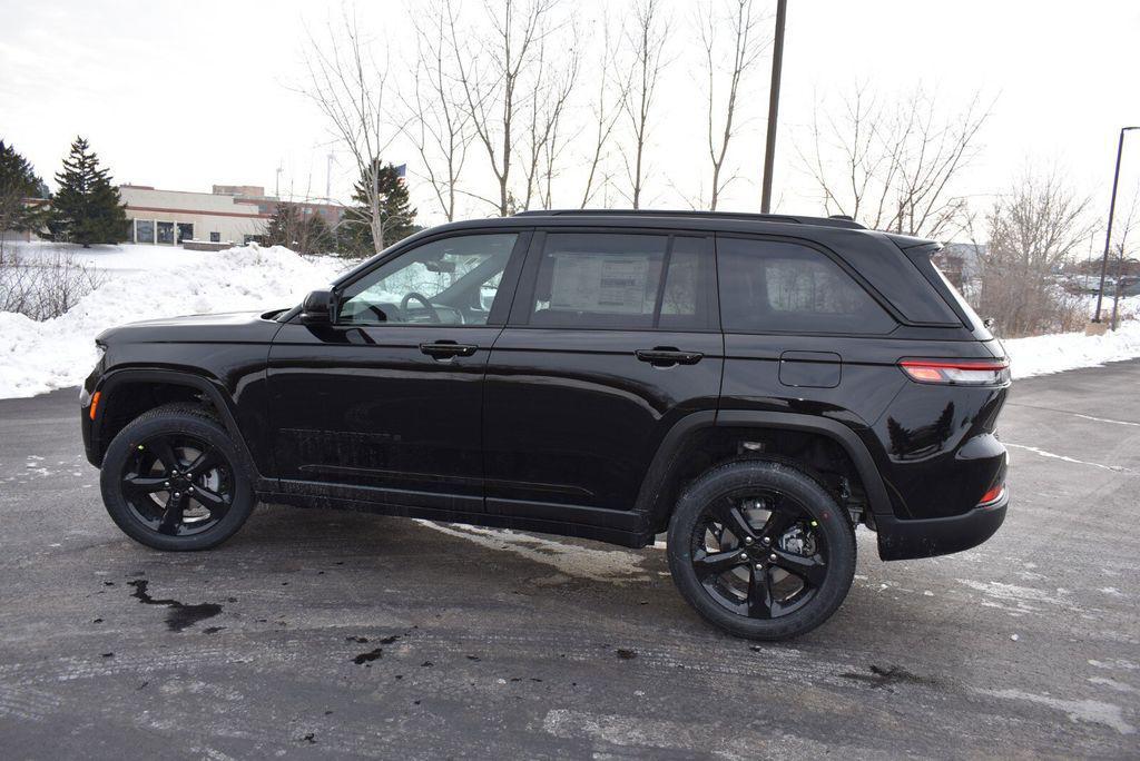 new 2025 Jeep Grand Cherokee car, priced at $41,990