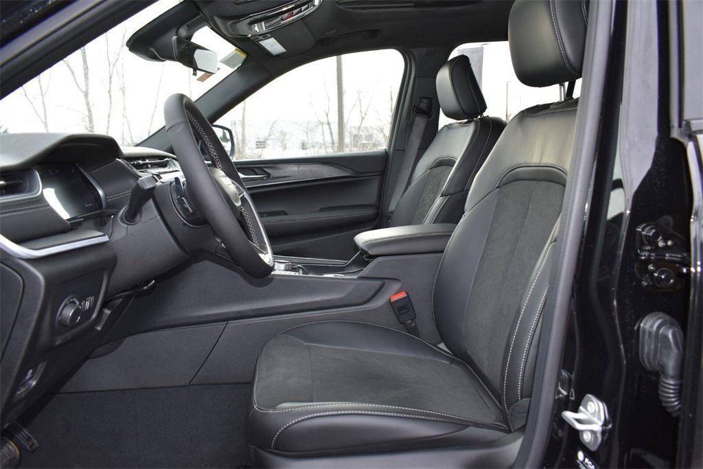 new 2025 Jeep Grand Cherokee car, priced at $42,999