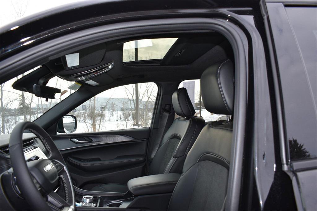 new 2025 Jeep Grand Cherokee car, priced at $42,999