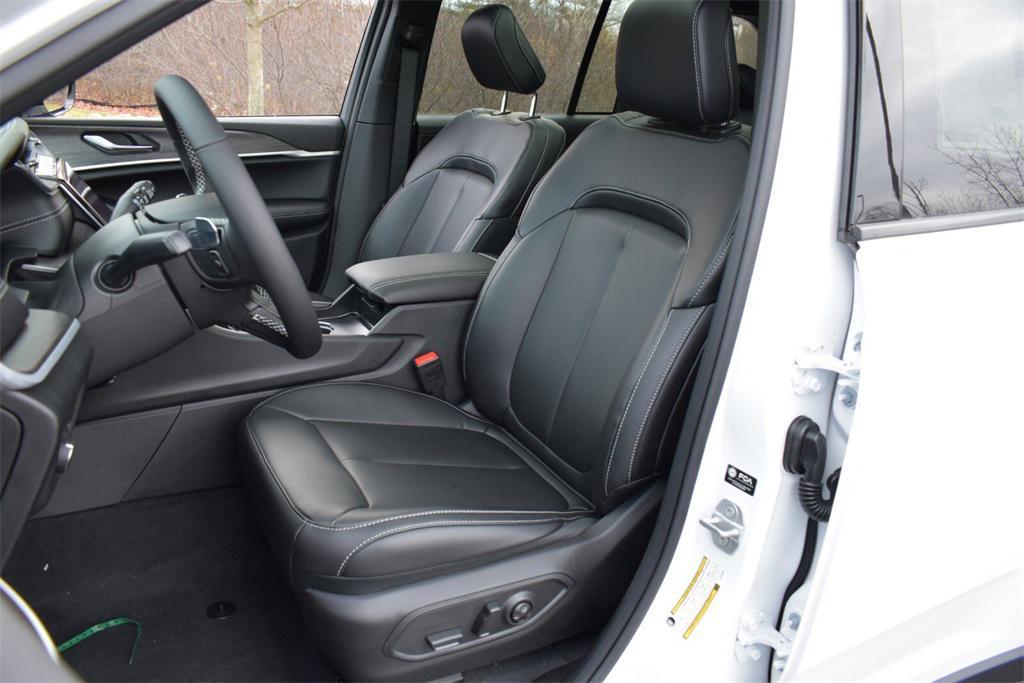 new 2025 Jeep Grand Cherokee car, priced at $45,999