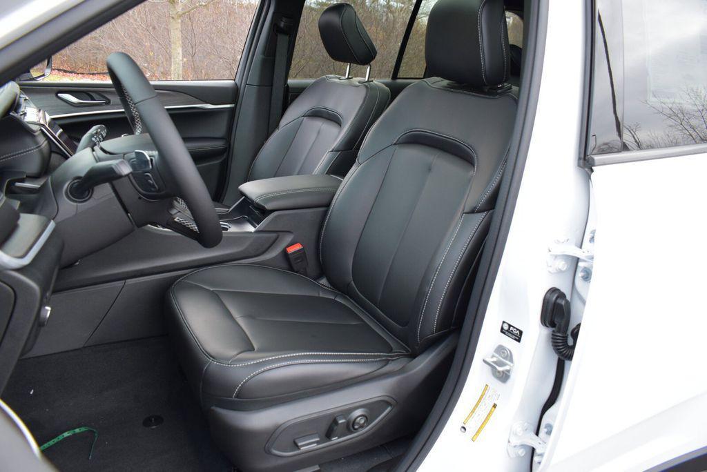 new 2025 Jeep Grand Cherokee car, priced at $43,990