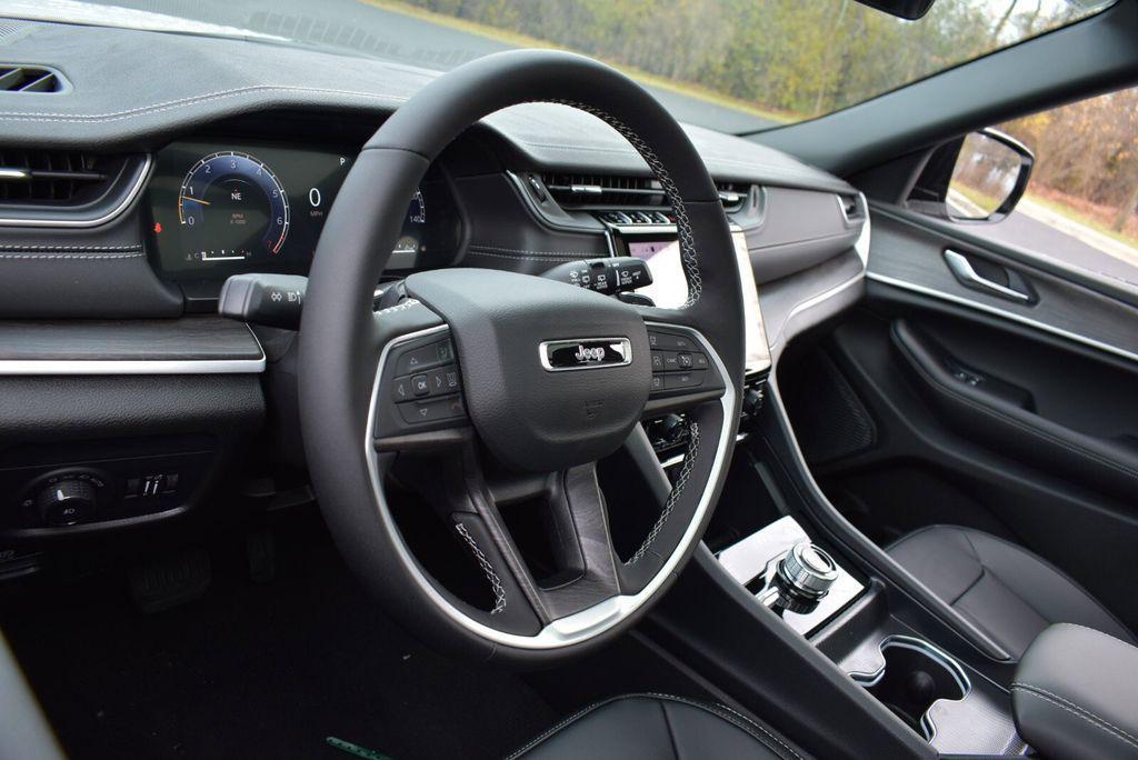 new 2025 Jeep Grand Cherokee car, priced at $43,990