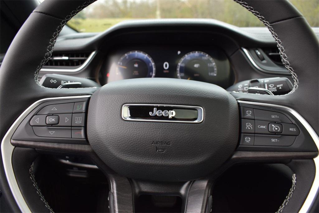 new 2025 Jeep Grand Cherokee car, priced at $45,999