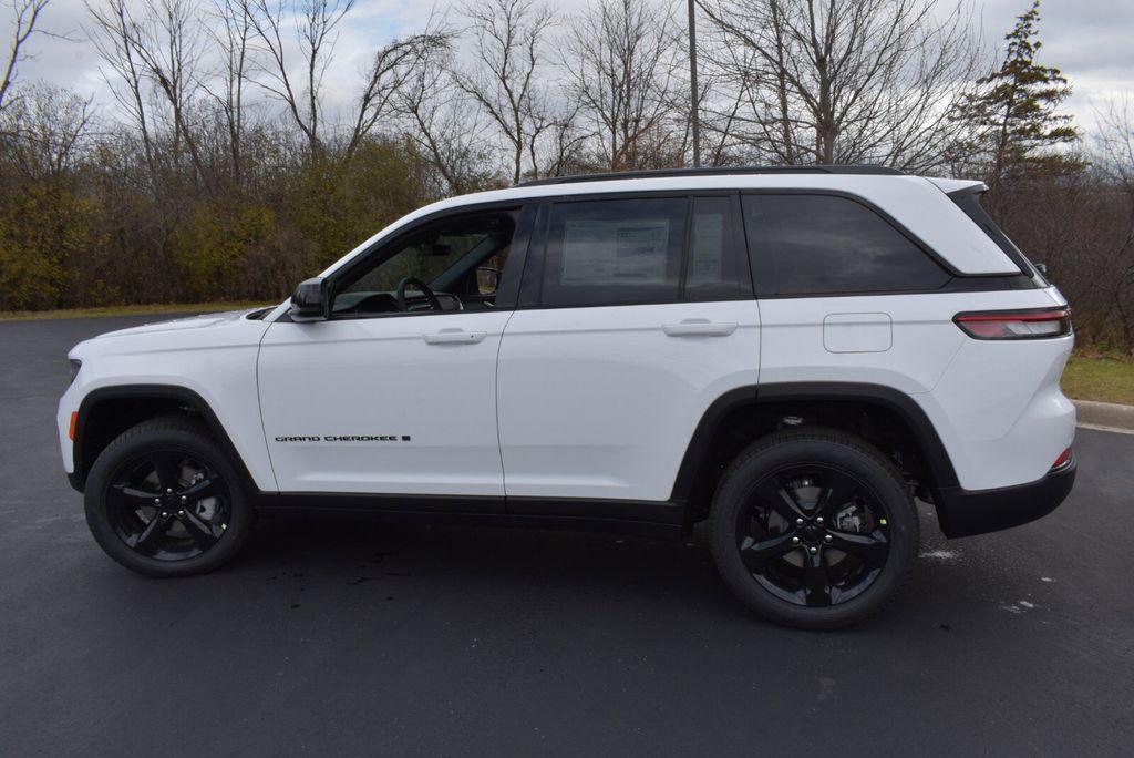 new 2025 Jeep Grand Cherokee car, priced at $43,990