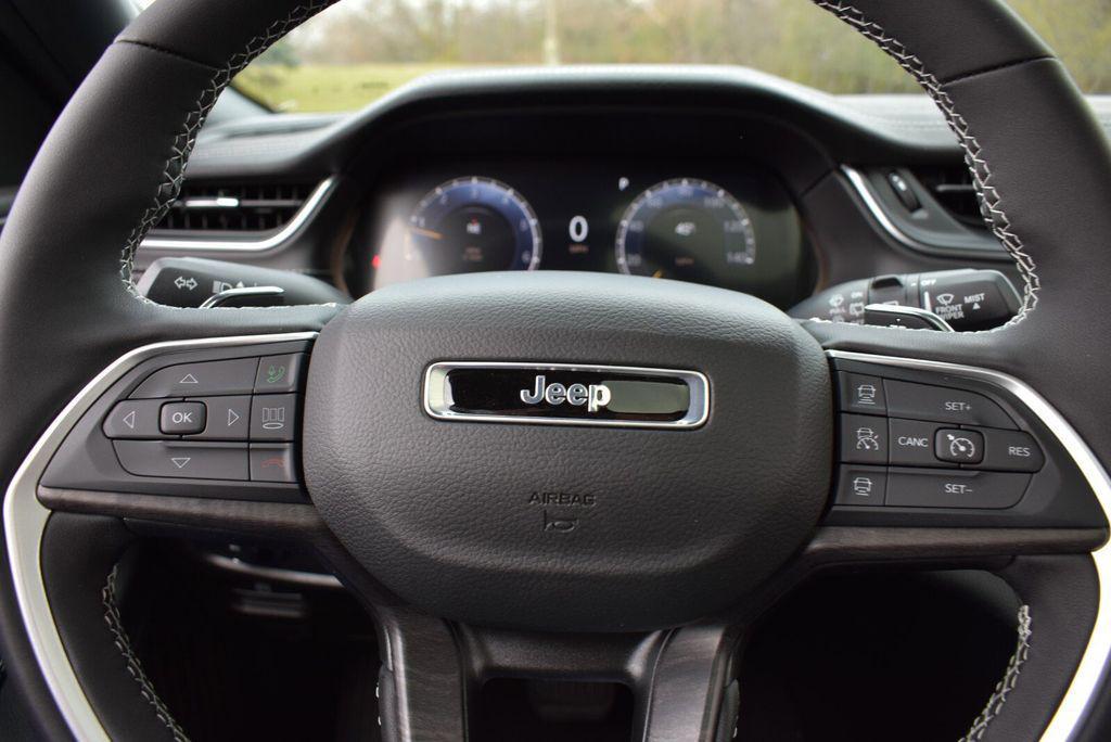new 2025 Jeep Grand Cherokee car, priced at $43,990