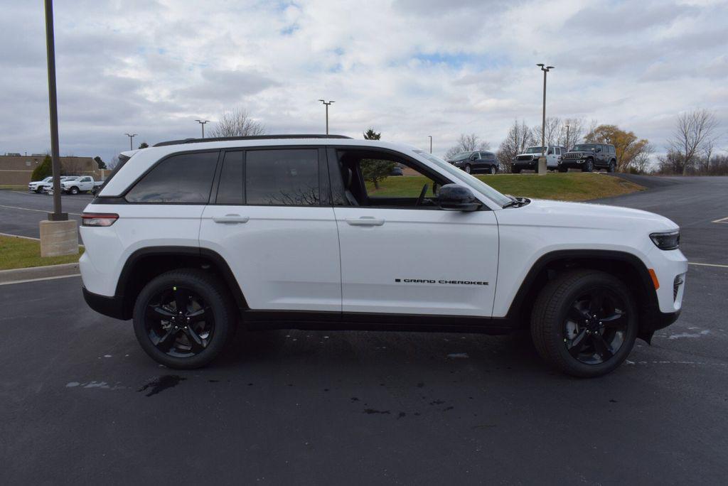 new 2025 Jeep Grand Cherokee car, priced at $43,990