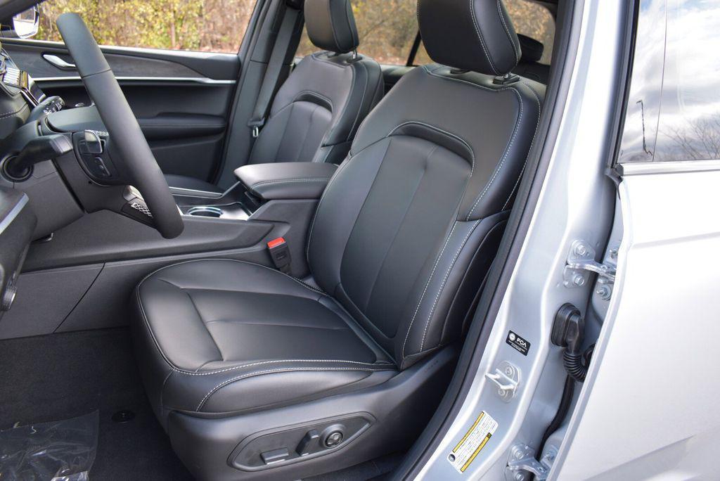 new 2025 Jeep Grand Cherokee car, priced at $41,990