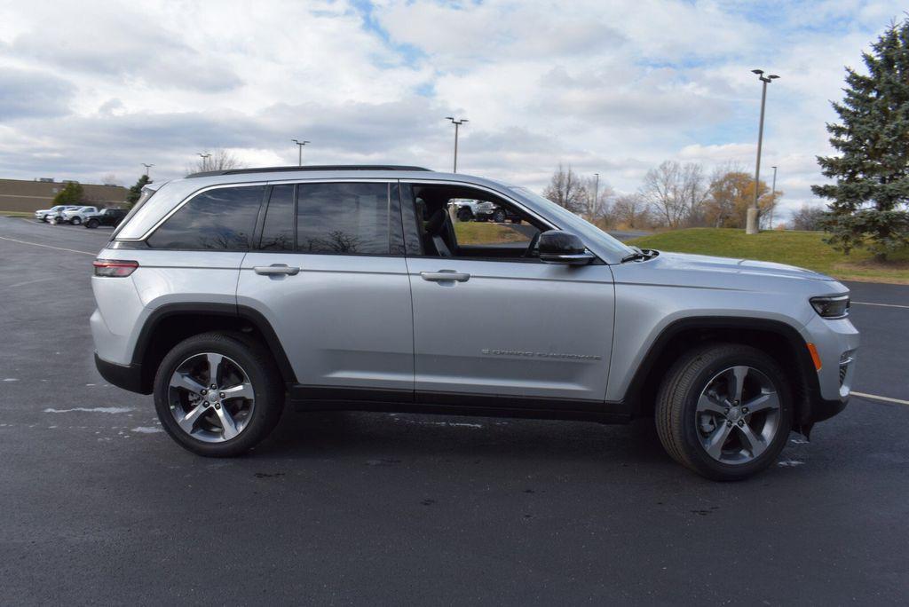 new 2025 Jeep Grand Cherokee car, priced at $41,990