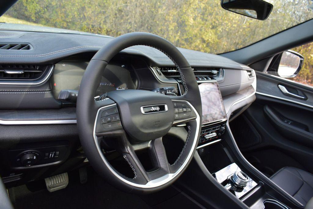 new 2025 Jeep Grand Cherokee car, priced at $41,990