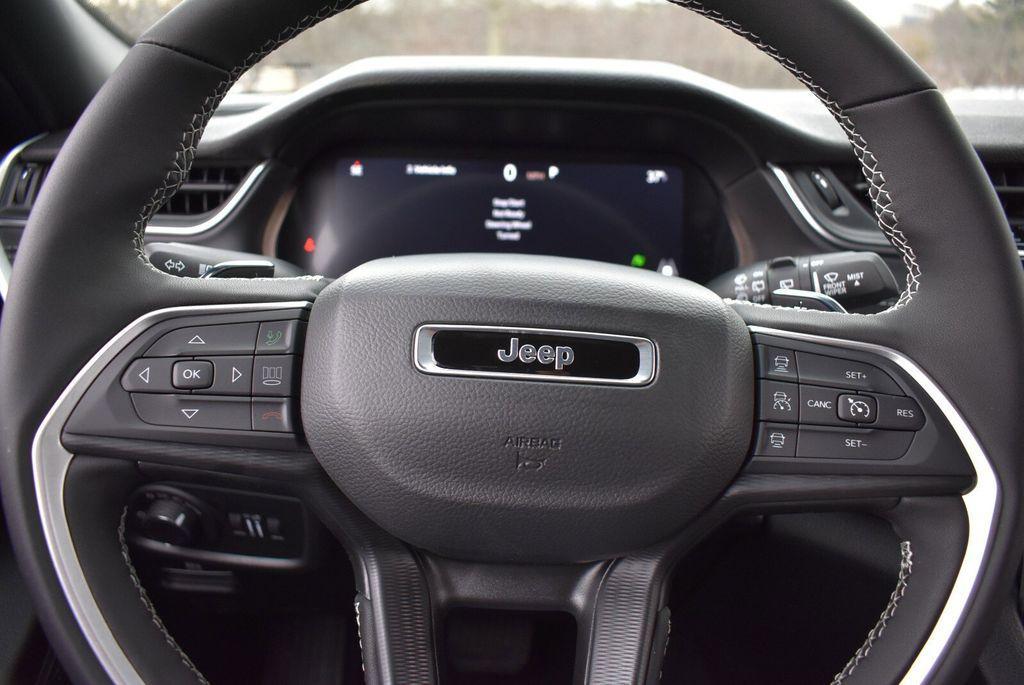 new 2025 Jeep Grand Cherokee car, priced at $42,590